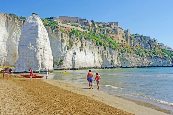 Finisce l’estate ma non la voglia di mare: a settembre e ottobre le mete più richieste sono ancora quelle balneari. Puglia, Toscana e Sicilia le regioni più gettonate. Per la prenotazione di un alloggio si spende il 30% in meno rispetto ad agosto.