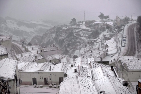 Monte Sant'Angelo sotto la neve, il sindaco chiude le scuole e invita tutti a non mettersi in viaggio