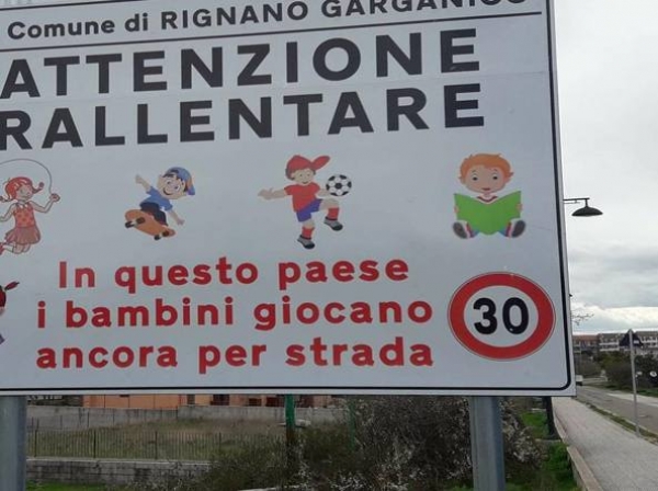 Non ci sono più paesi per bambini tranne uno: Rignano Garganico. Un cartello all’ingresso del paese ammonisce gli automobilisti e li invita a rallentare perché «In questo paese i bambini giocano ancora per strada»