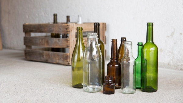 È tornato il vuoto a rendere. Sperimentazione di un anno: da 5 a 30 centesimi per ogni bottiglia di vetro o di plastica restituita.