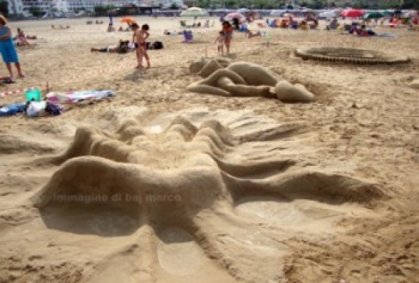 Vieste  Bimbi in spiaggia per realizzare sculture di sabbia