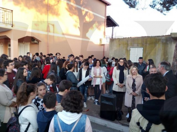 Gara di scioglilingua, a San Leonardo di Crutro una vera festa popolare: i primi posti occupati tutti dagli alunni viestani